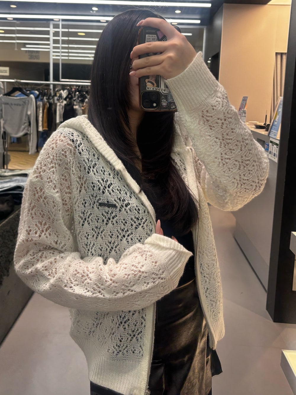 ブラック系のサンダル、ブラック系のその他パンツ、グレー系のパーカーを着用したレディースの春コーディネートの3枚目の写真