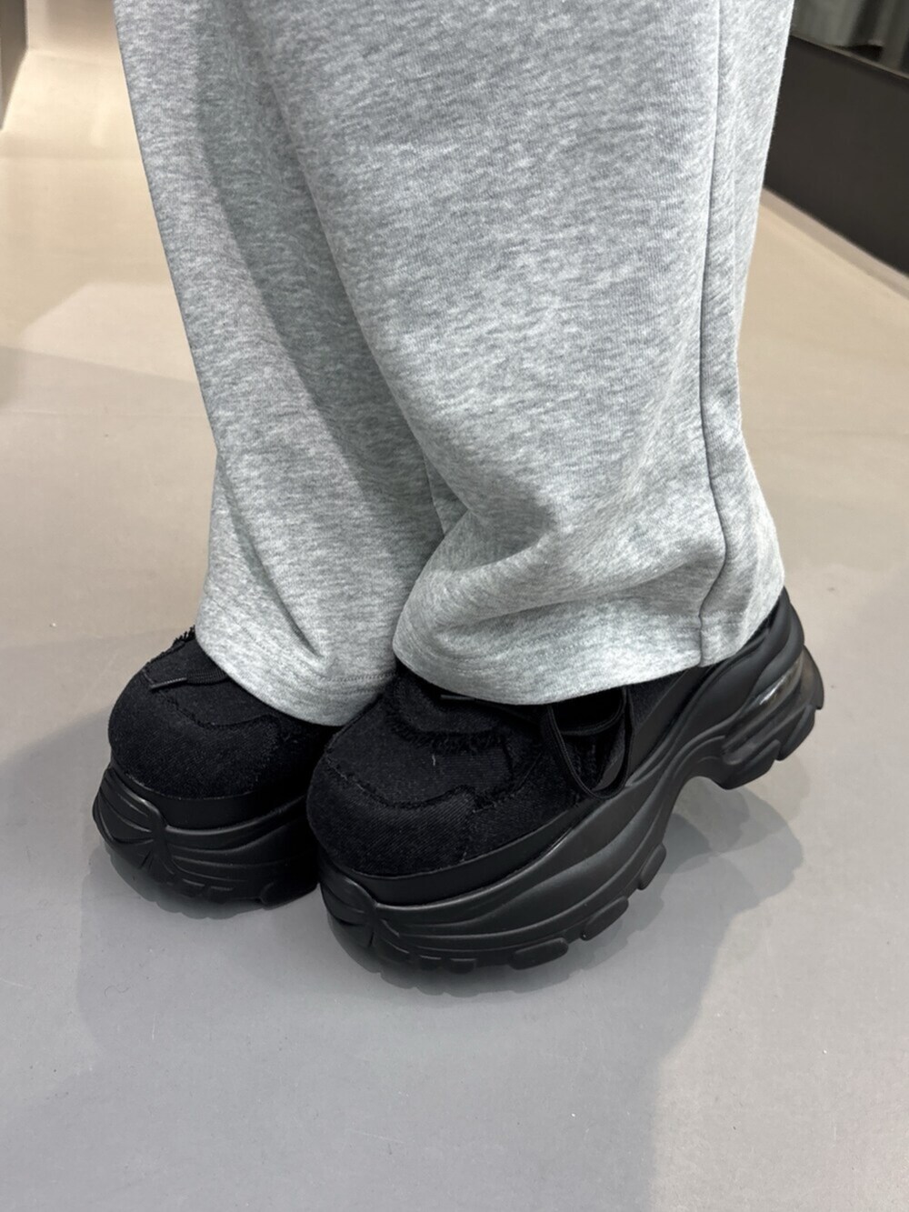 ブラック系のスニーカー、ベージュ系のシャツ/ブラウス、グレー系のその他パンツを着用したレディースの夏コーディネートの5枚目の写真