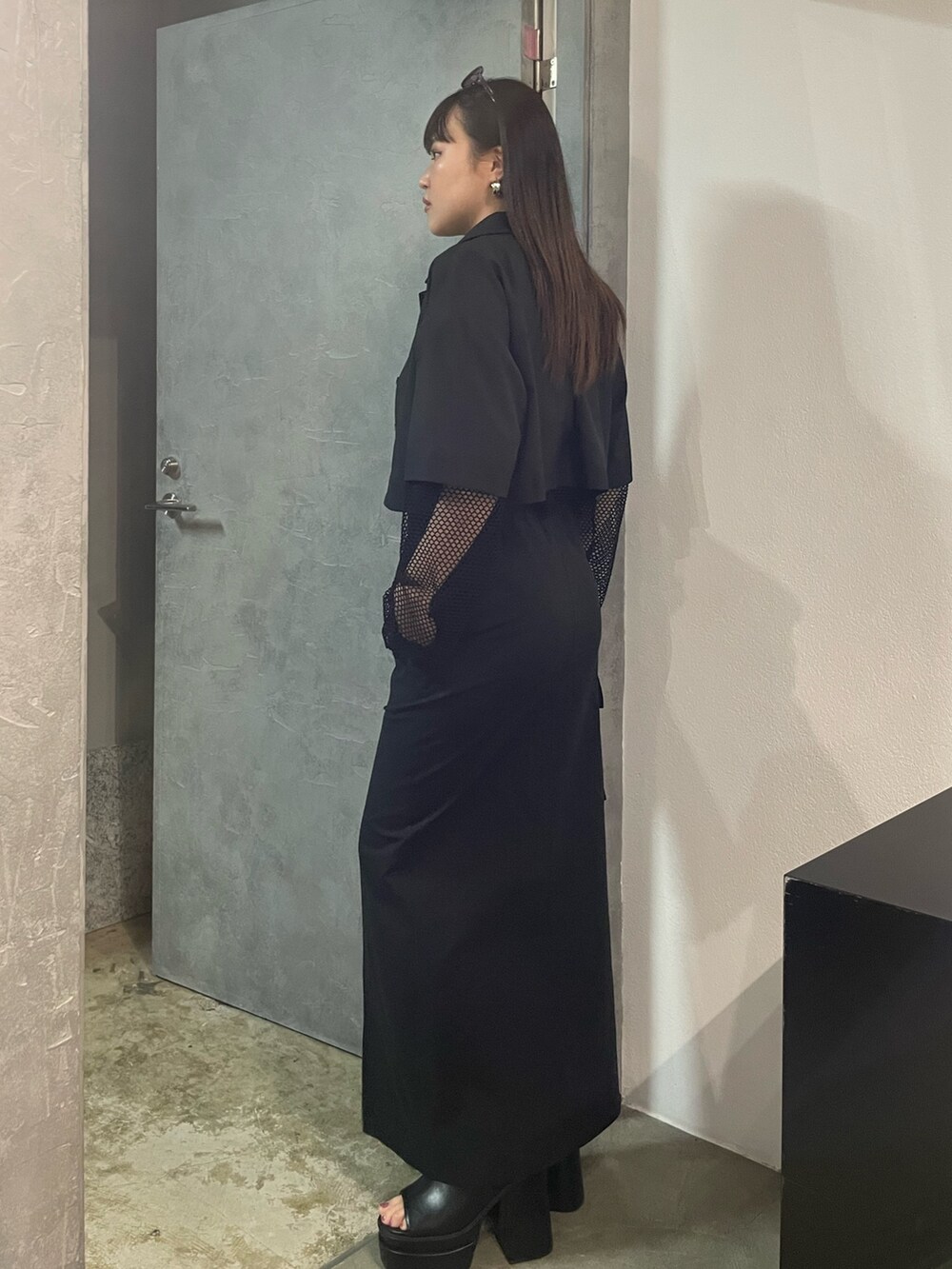 ホワイト系のスカート、ブラック系のシャツ/ブラウス、ブラック系のTシャツ/カットソーを着用したレディースの春コーディネートの2枚目の写真