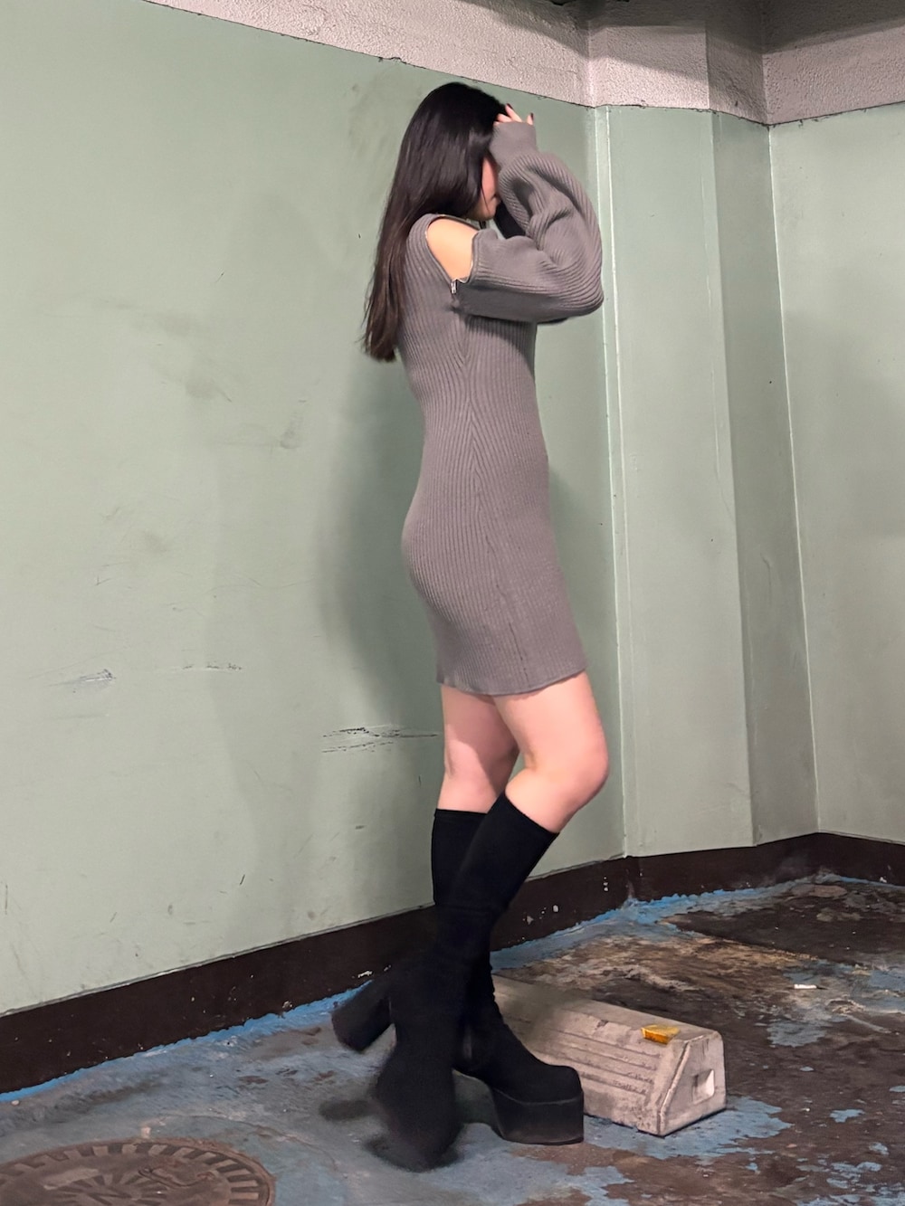 ブラック系のブルゾン、グレー系のワンピース、その他のブーツを着用したレディースの冬コーディネートの5枚目の写真