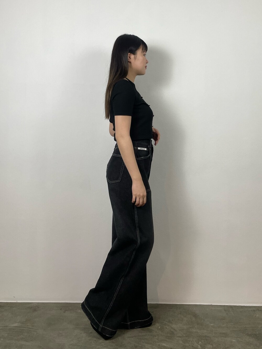 ブラック系のデニムパンツ、ブラック系のTシャツ/カットソーを着用したレディースの夏コーディネートの2枚目の写真