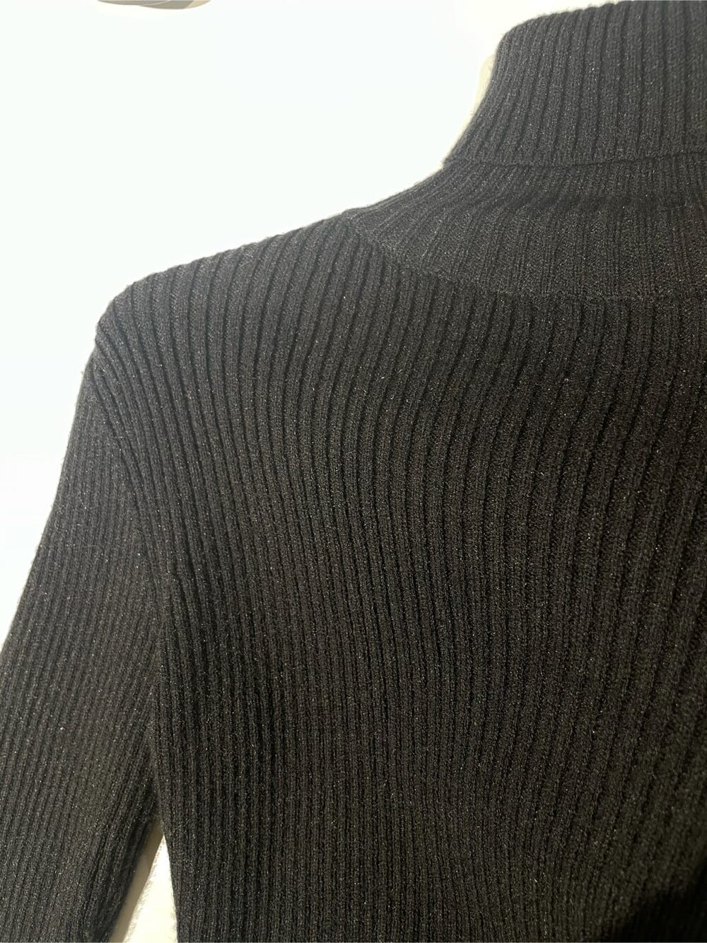 ブラック系のその他パンツ、ブラック系のブーツ、ブラック系のニット/セーターを着用したレディースの冬コーディネートの4枚目の写真