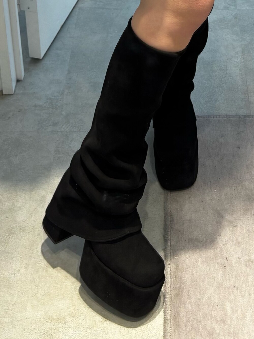 ブラック系のブーツ、ブラック系のその他パンツ、ブラウン系のブルゾンを着用したレディースの冬コーディネートの5枚目の写真
