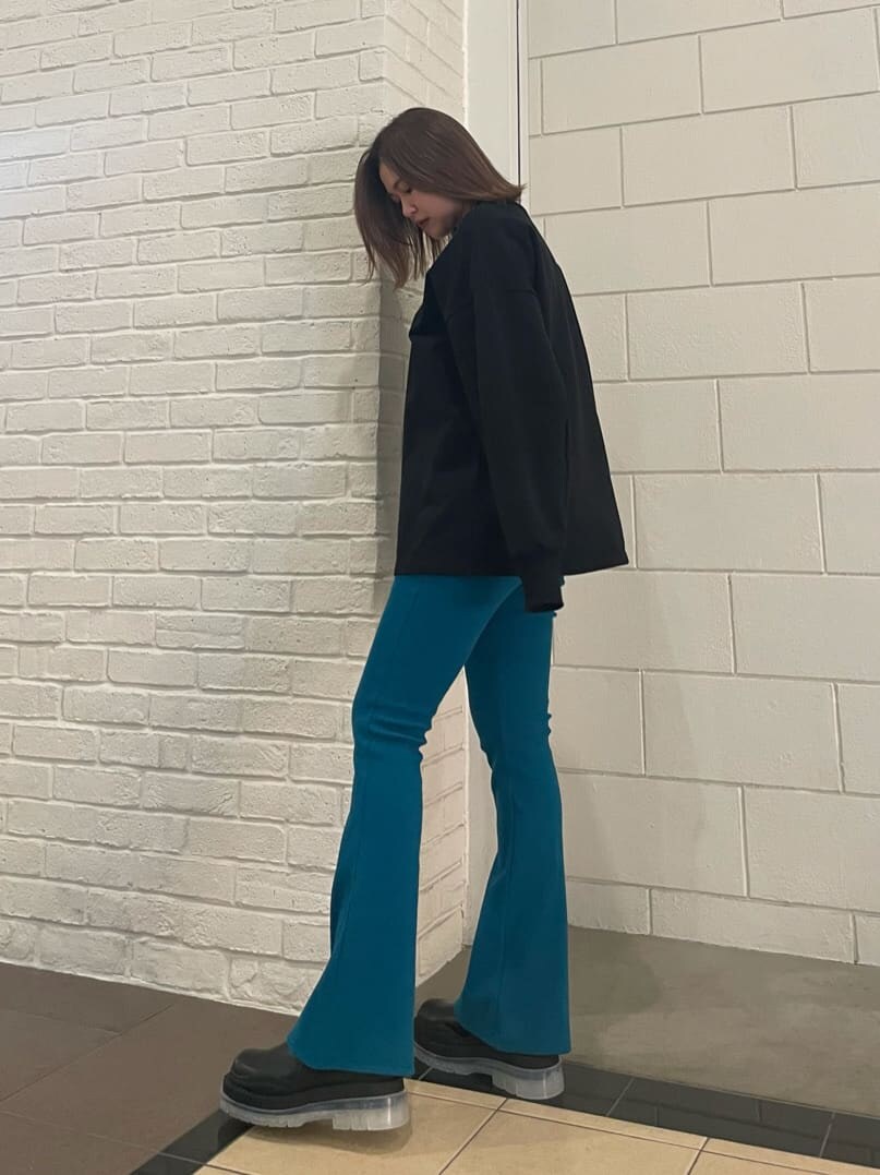 ブラック系のブーツ、ブラック系のTシャツ/カットソー、ブルー系のその他パンツを着用したレディースの冬コーディネートの2枚目の写真