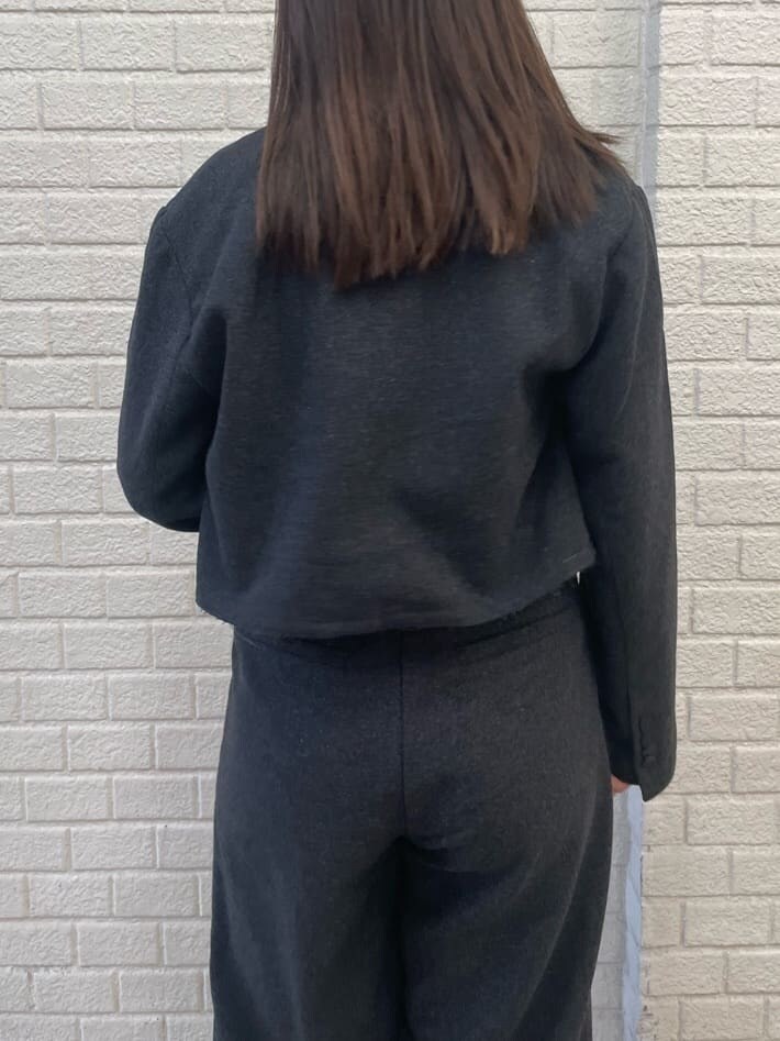 グレー系のテーラードジャケット、グレー系のその他パンツ、ブラック系のブーツを着用したレディースの秋コーディネートの6枚目の写真