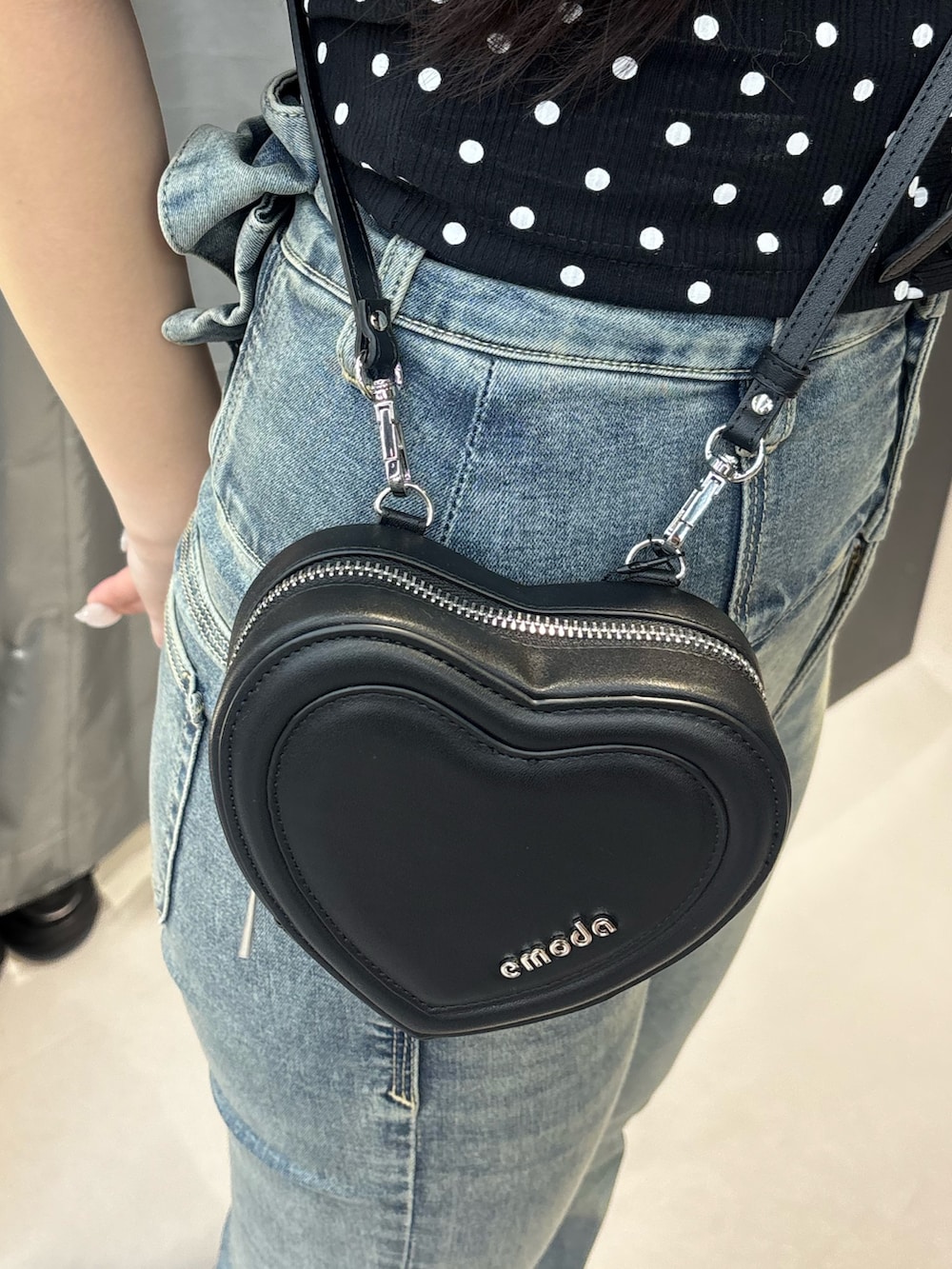 ブラック系のサンダル、ブルー系のデニムパンツ、その他のTシャツ/カットソーを着用したレディースの夏コーディネートの6枚目の写真