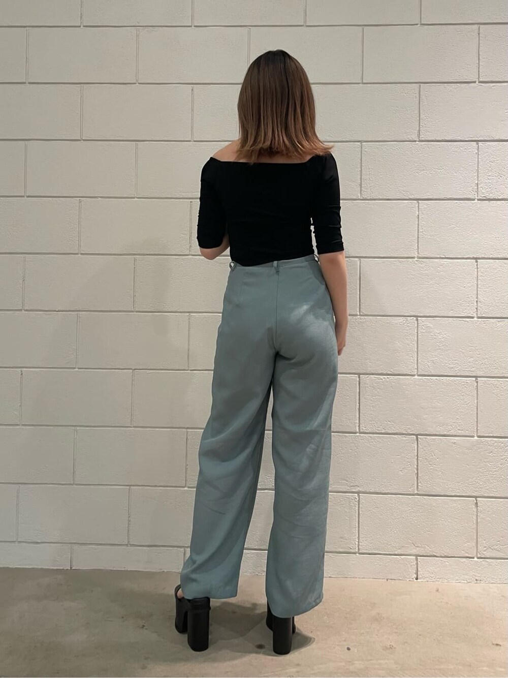 ブラック系のサンダル、ブラック系のTシャツ/カットソー、ブルー系のその他パンツを着用したレディースの春コーディネートの3枚目の写真