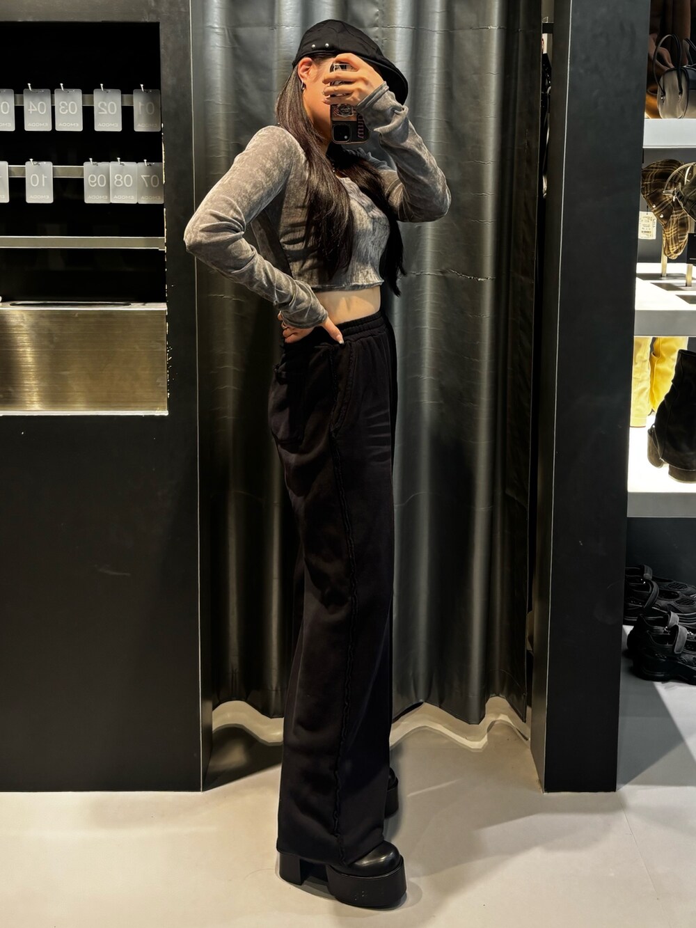 ブラック系のブーツ、ブラック系のスウェットパンツ、グレー系のTシャツ/カットソーを着用したレディースの秋コーディネートの2枚目の写真