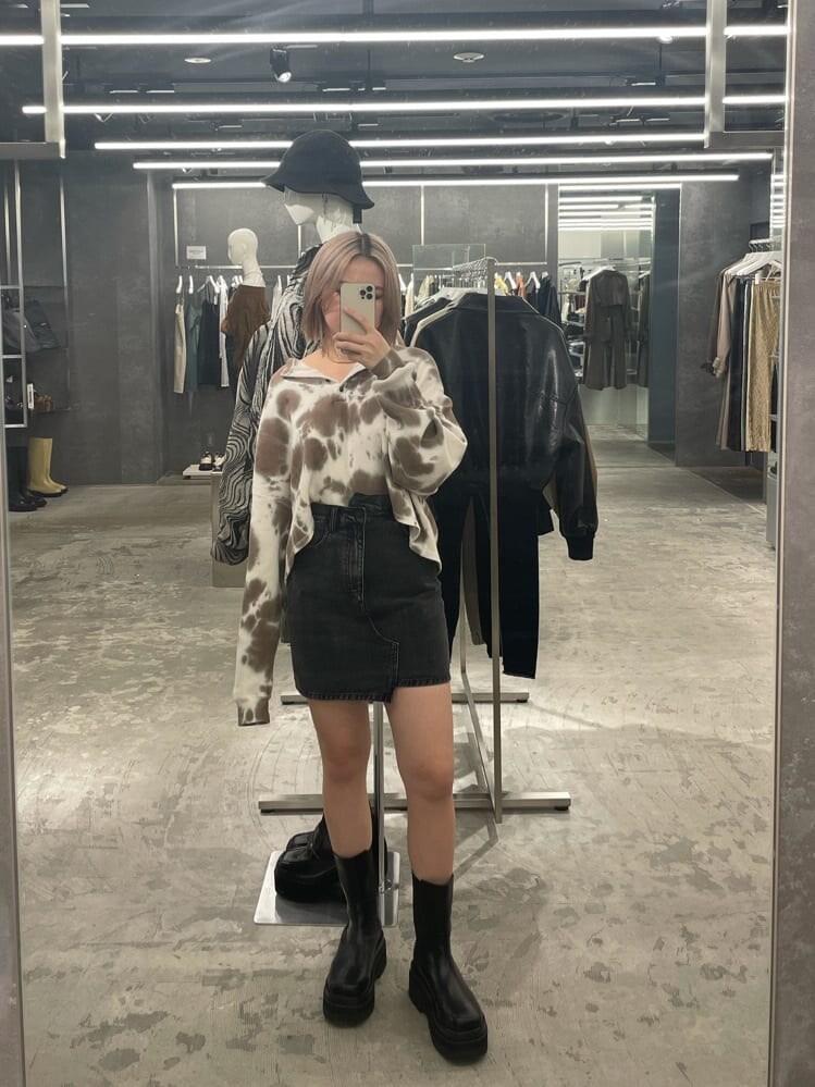 グレー系のスカート、その他のTシャツ/カットソーを着用したレディースの秋コーディネートの2枚目の写真