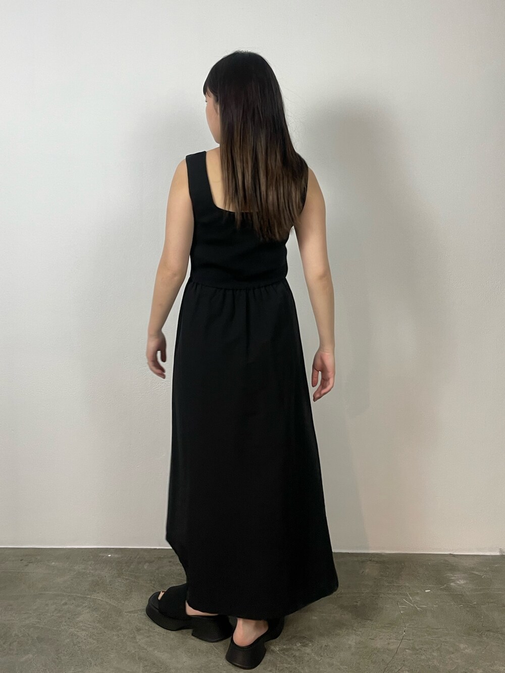 ブラック系のサンダル、ブラック系のワンピースを着用したレディースの夏コーディネートの3枚目の写真