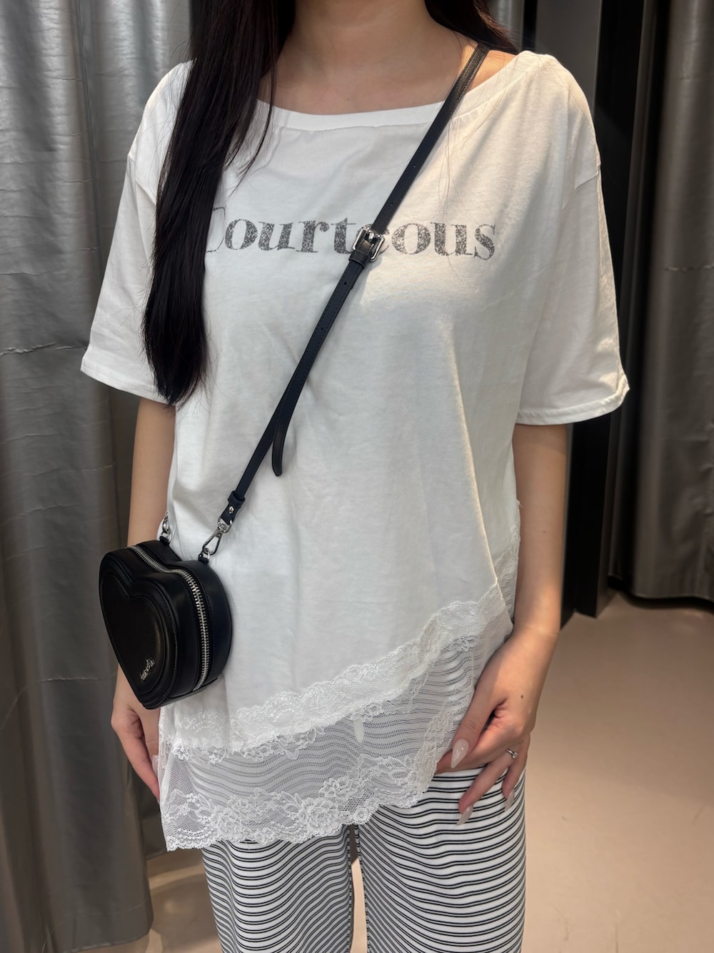 ブラック系のサンダル、ホワイト系のその他パンツ、ホワイト系のTシャツ/カットソーを着用したレディースの夏コーディネートの4枚目の写真