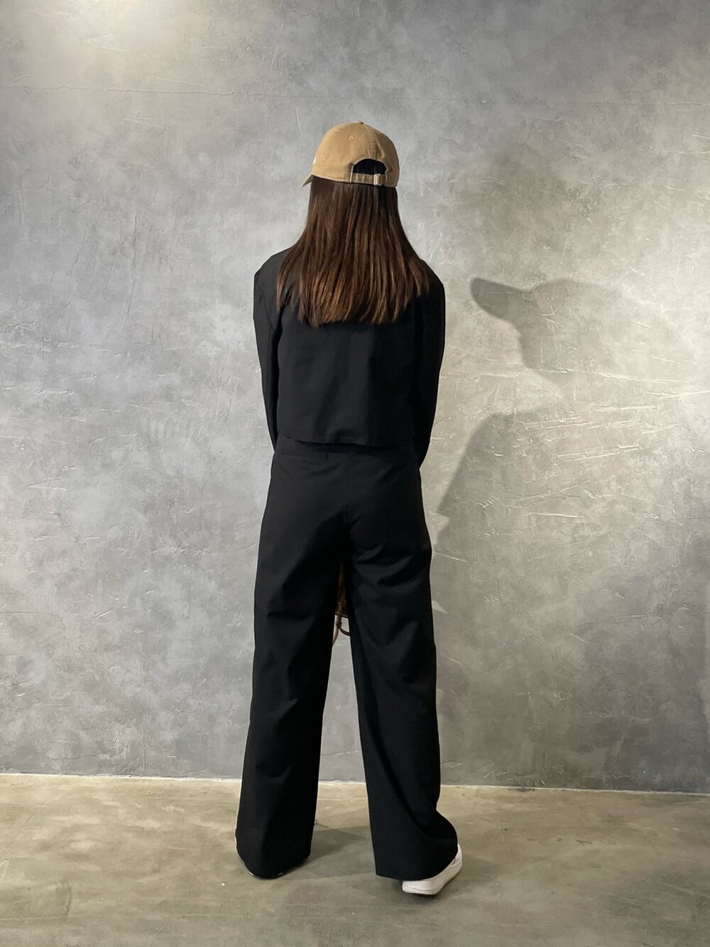 ブラック系のテーラードジャケット、ブラック系のその他パンツ、ホワイト系のTシャツ/カットソーを着用したレディースの冬コーディネートの3枚目の写真