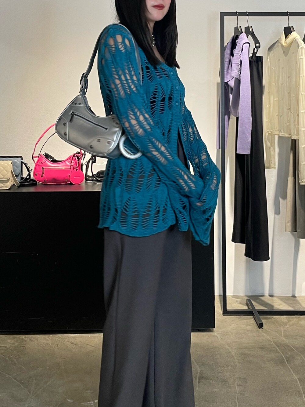 グレー系のその他パンツ、ブルー系のカーディガン/ボレロ、ブラック系のブーツを着用したレディースの春コーディネートの4枚目の写真