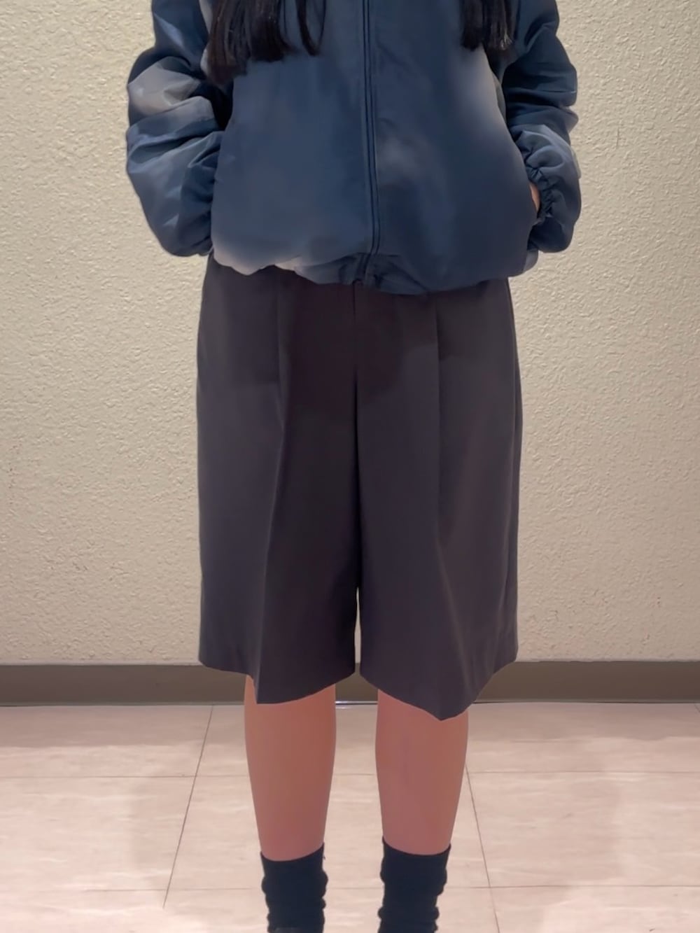 グレー系のその他パンツ、ブラック系のブーツ、その他のブルゾンを着用したレディースの春コーディネートの7枚目の写真