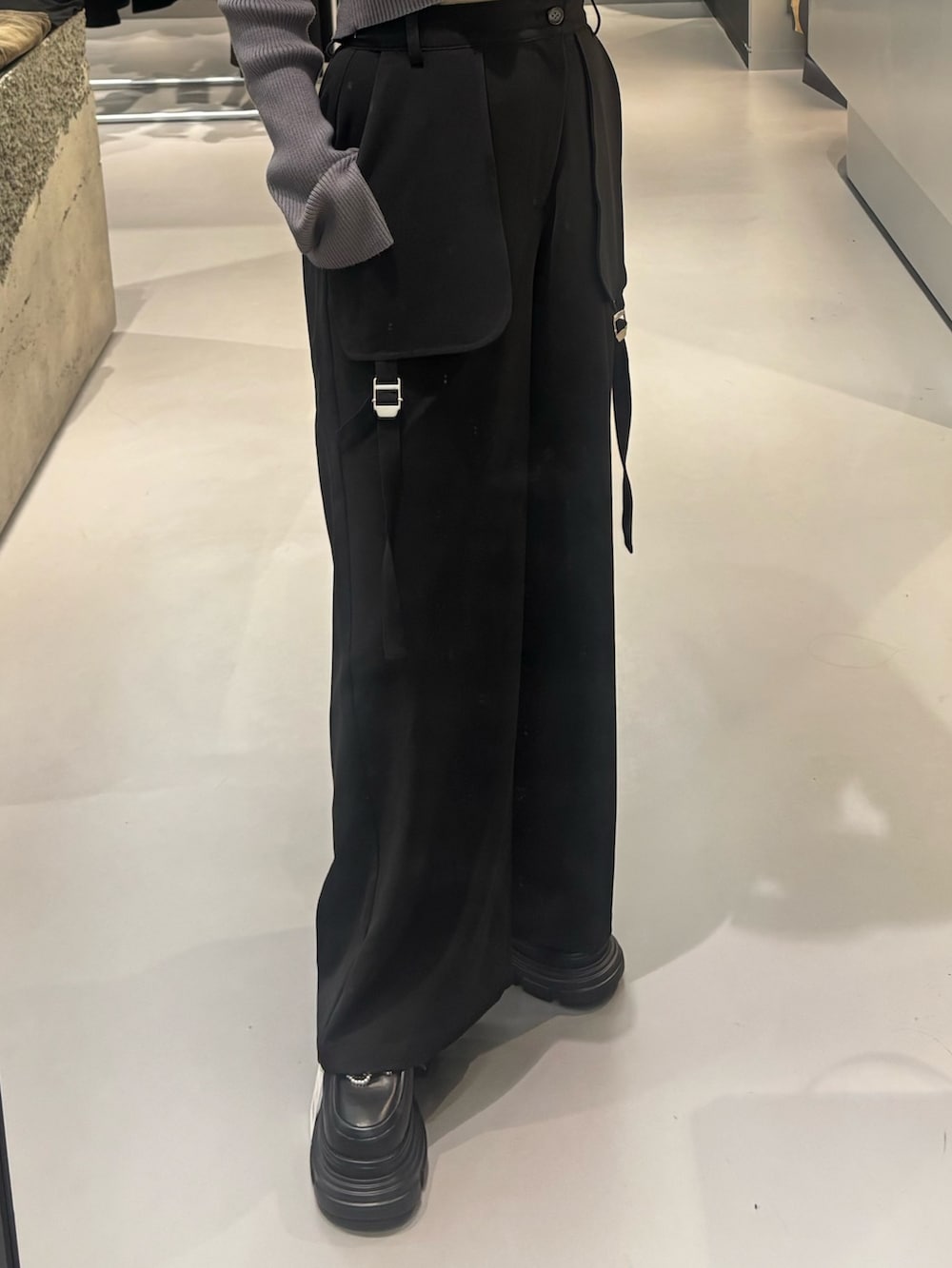 ブラック系のローファー、ホワイト系のニット/セーター、ブラック系のその他パンツを着用したレディースの秋コーディネートの4枚目の写真