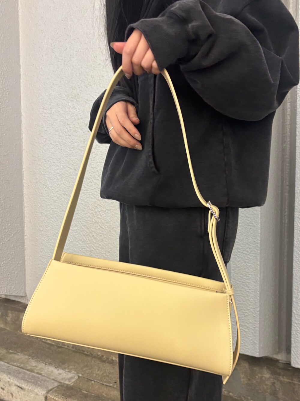 ベージュ系のハンドバッグ、ブラック系のスウェット、ブラック系のスウェットパンツを着用したレディースの秋コーディネートの10枚目の写真