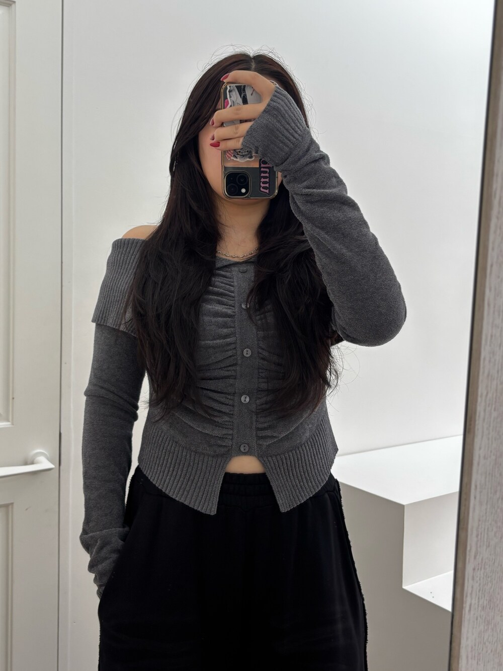 ブラック系のスウェットパンツ、ブラック系のスニーカーを着用したレディースの秋コーディネートの3枚目の写真