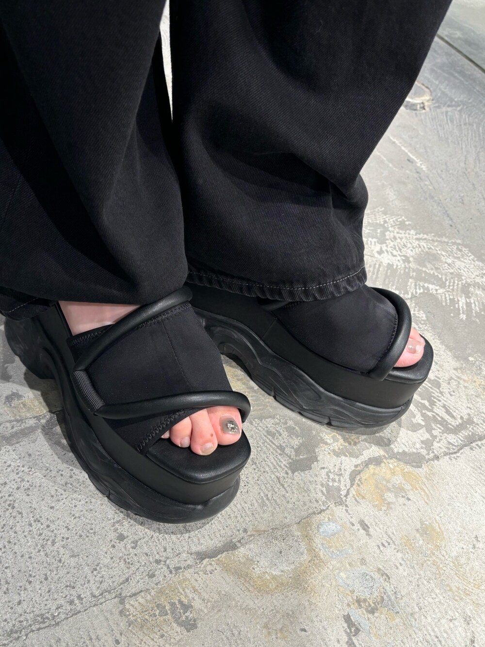 ホワイト系のニット/セーター、シルバー系のキャミソール、ブラック系のデニムパンツを着用したレディースの夏コーディネートの7枚目の写真