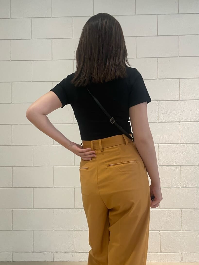 ブラック系のショルダーバッグ、オレンジ系のその他パンツ、ブラック系のサンダルを着用したレディースの夏コーディネートの6枚目の写真