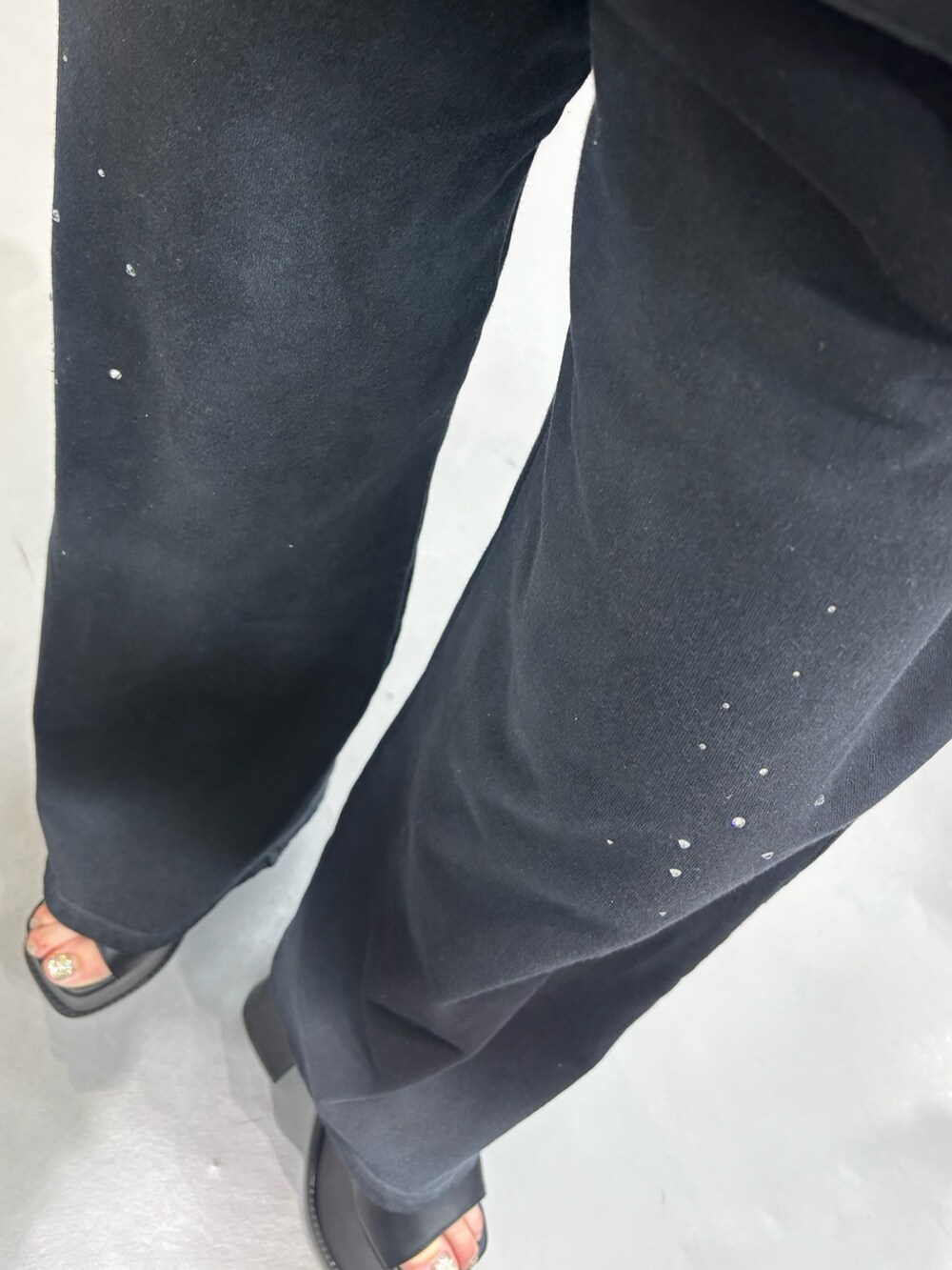 ブラック系のサンダル、グレー系のスウェットパンツ、ブラック系のその他トップスを着用したレディースの春コーディネートの4枚目の写真