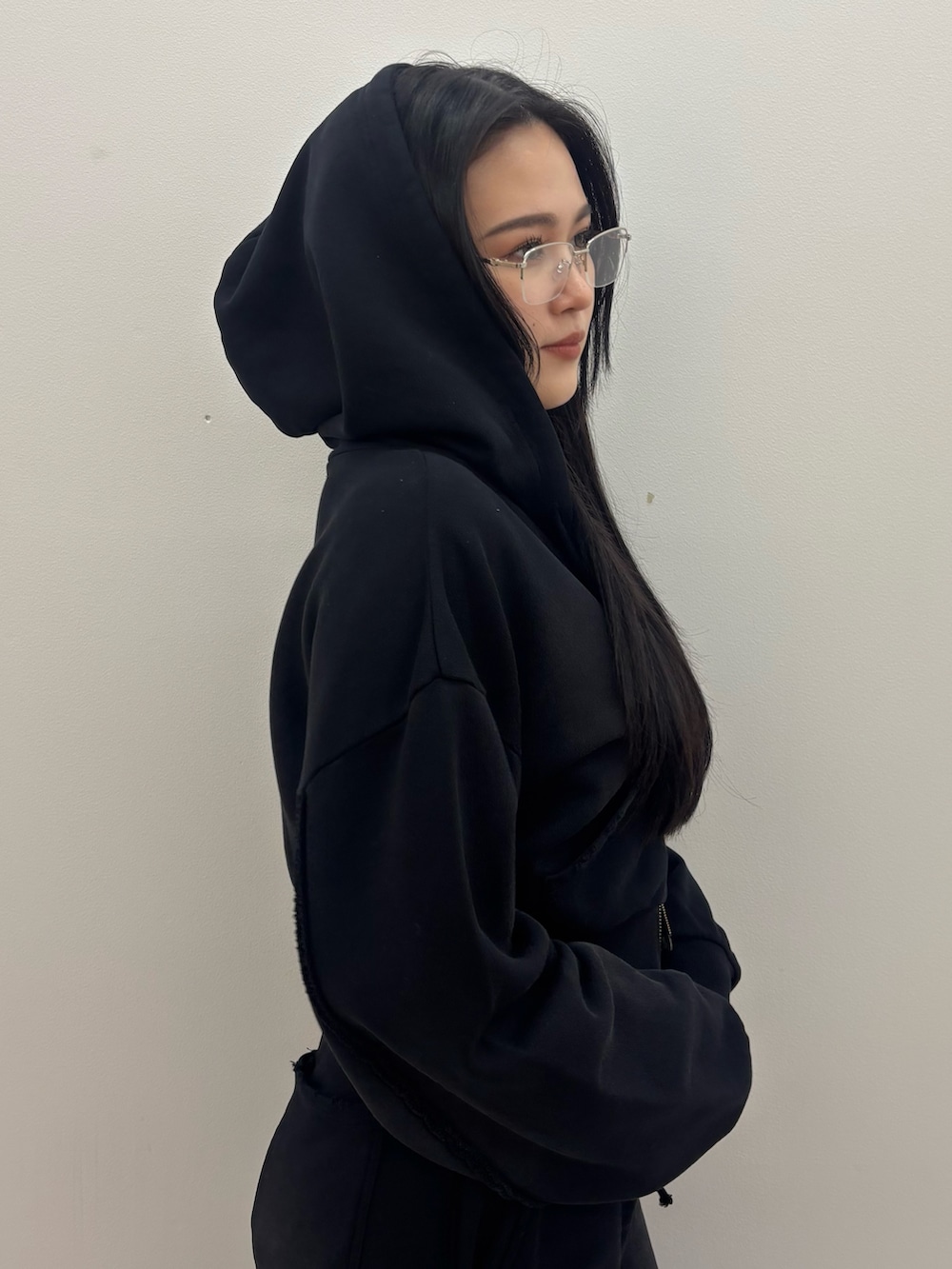 ブラック系のスニーカー、ブラック系のスウェットパンツ、ブラック系のパーカーを着用したレディースの夏コーディネートの5枚目の写真