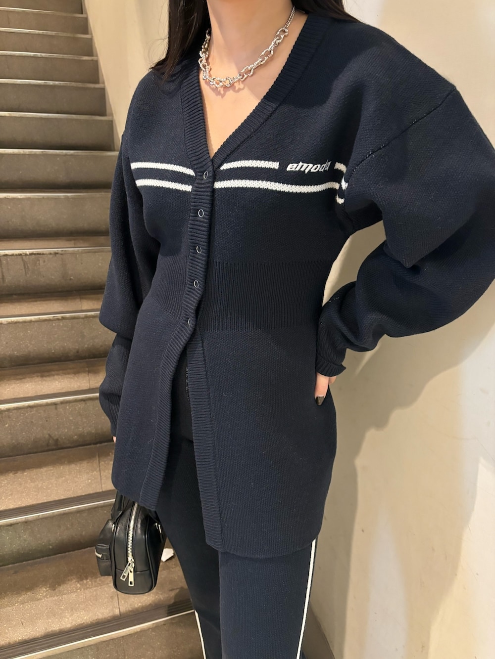 ブルー系のカーディガン/ボレロ、ブルー系のその他パンツ、ブラック系のブーツを着用したレディースの秋コーディネートの3枚目の写真