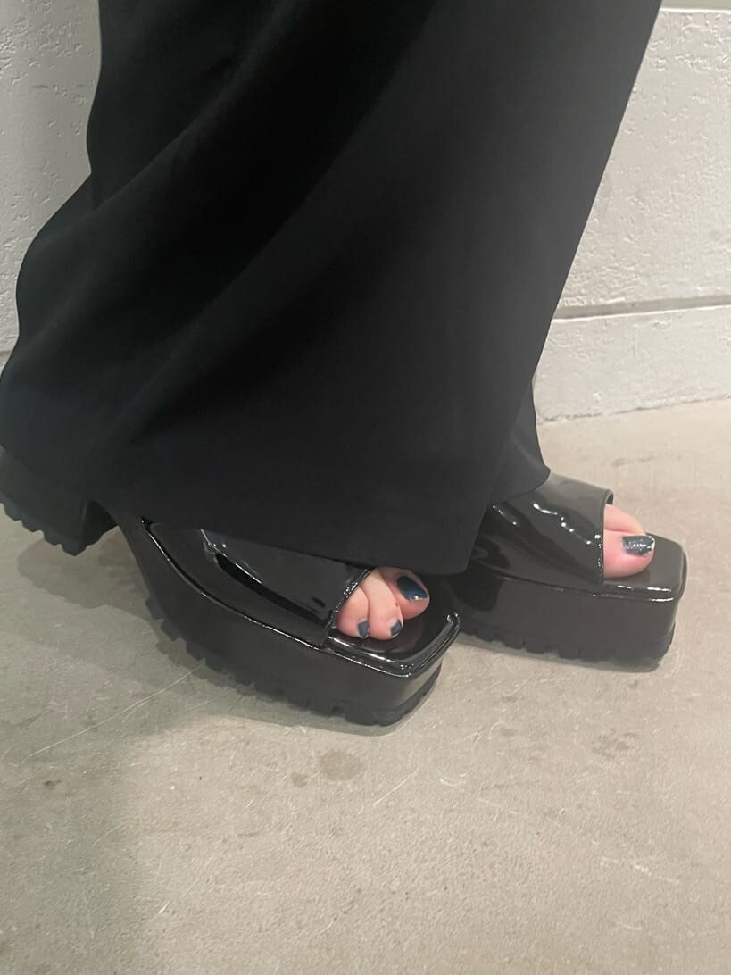 ブラック系のサンダル、ホワイト系のタンクトップ、ブラック系のその他パンツを着用したレディースの春コーディネートの7枚目の写真