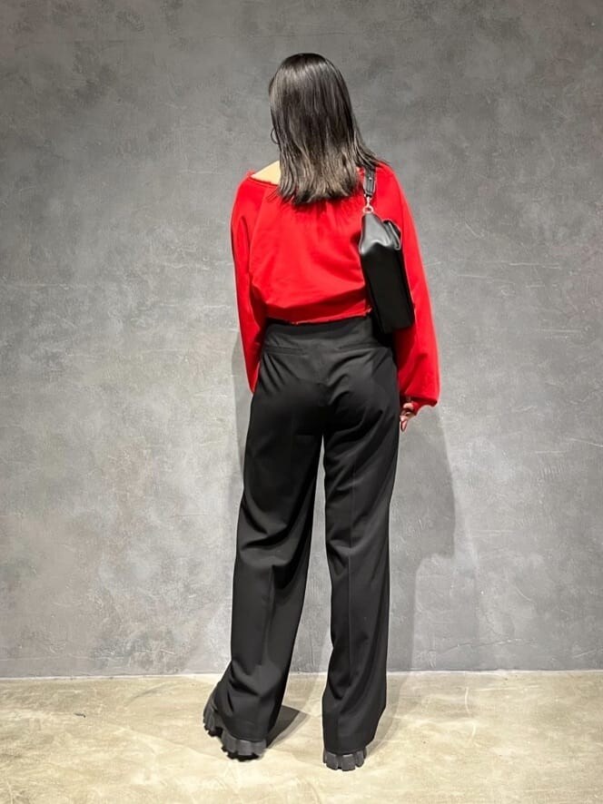 ブラック系のローファー、ブラック系のその他パンツ、ブラック系のハンドバッグを着用したレディースの秋コーディネートの3枚目の写真