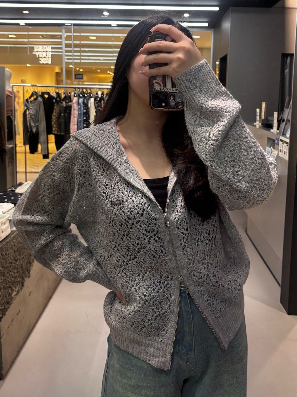 ブラック系のローファー、ベージュ系のデニムパンツ、グレー系のパーカーを着用したレディースの冬コーディネートの3枚目の写真