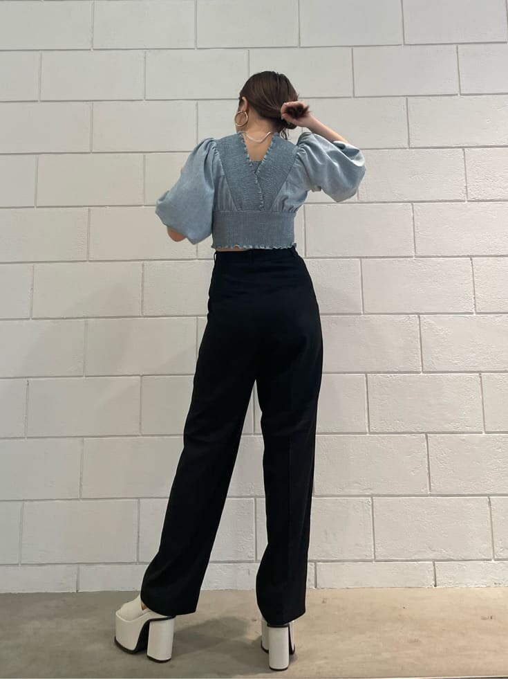 ブルー系のシャツ/ブラウス、ホワイト系のサンダル、ブラック系のスラックスを着用したレディースの春コーディネートの3枚目の写真