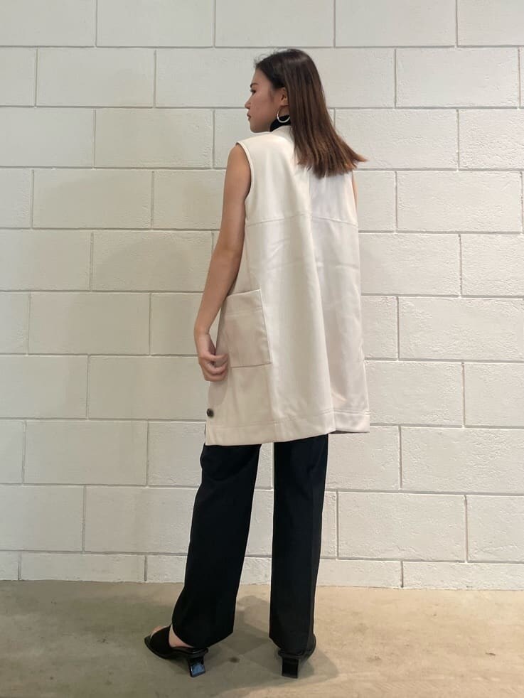 ホワイト系のワンピース、ブラック系のその他パンツ、ブラック系のサンダルを着用したレディースの夏コーディネートの3枚目の写真