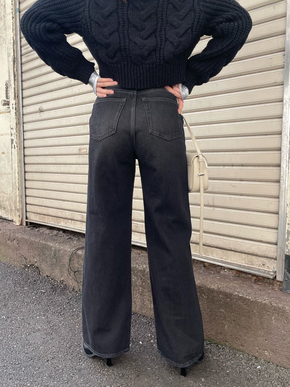 ブラック系のカーディガン/ボレロ、その他のTシャツ/カットソー、ブラック系のデニムパンツを着用したレディースの秋コーディネートの6枚目の写真