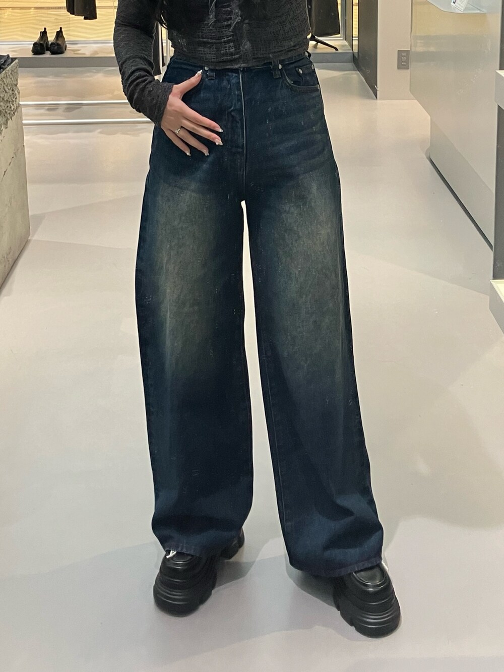 グレー系のTシャツ/カットソー、ブルー系のデニムパンツ、ブラック系のローファーを着用したレディースの秋コーディネートの4枚目の写真