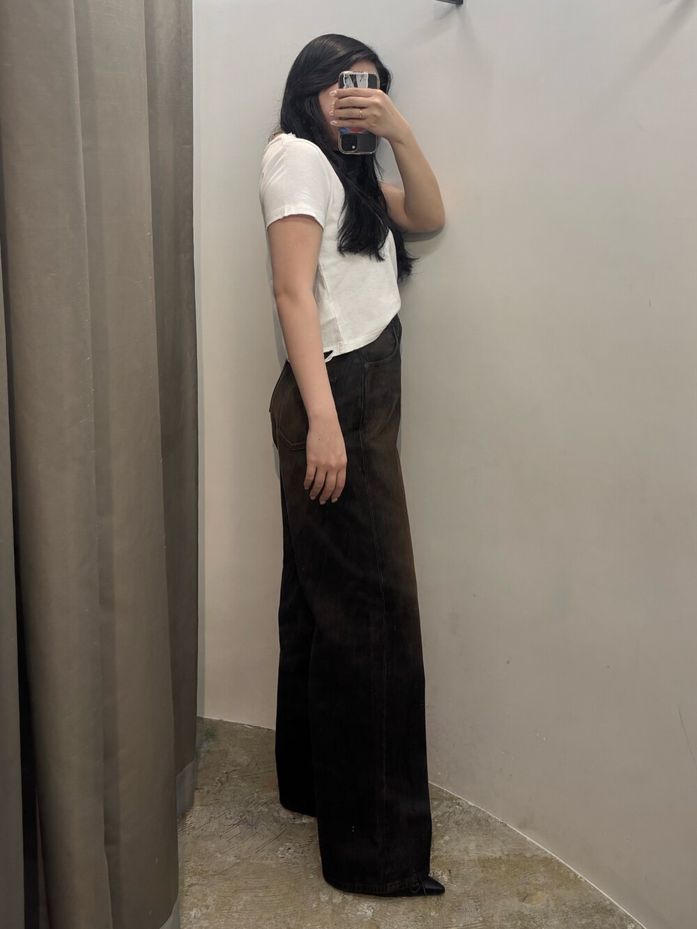 ホワイト系のパンプス、ブラック系のデニムパンツ、ホワイト系のTシャツ/カットソーを着用したレディースの夏コーディネートの2枚目の写真