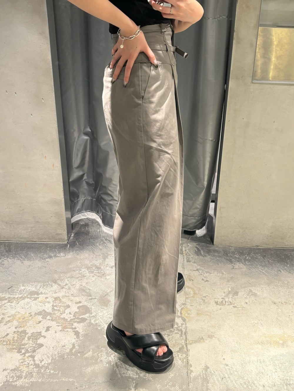 ブラック系のサンダル、ブラック系のTシャツ/カットソー、グレー系のその他パンツを着用したレディースの夏コーディネートの6枚目の写真