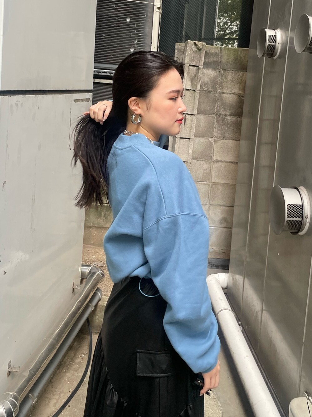 ブラック系のブーツ、ブラック系のスカート、ブルー系のスウェットを着用したレディースの秋コーディネートの7枚目の写真