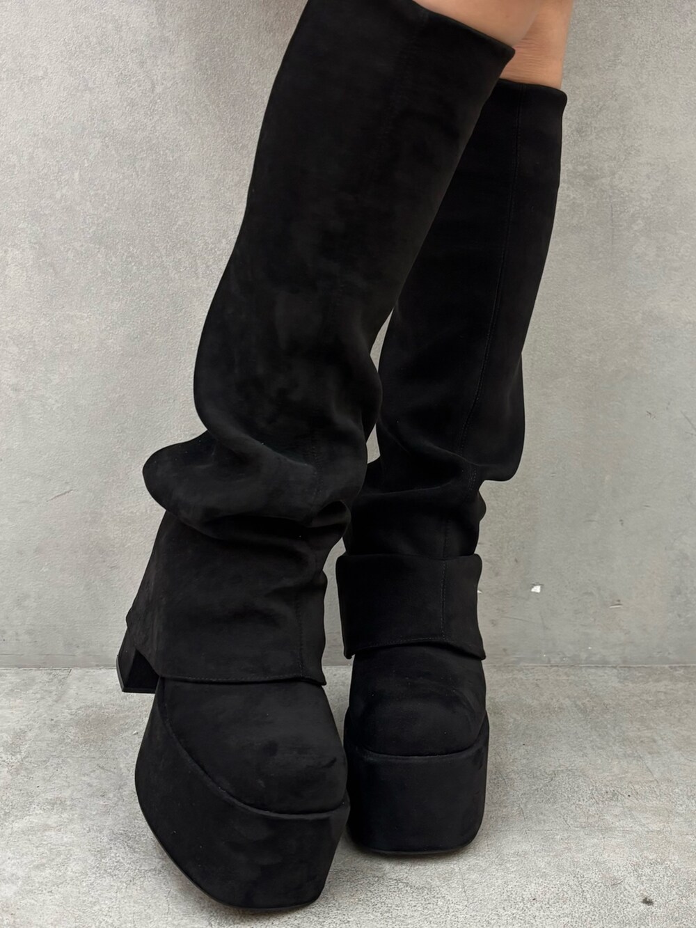 ブラック系のブーツ、ブラック系のスカート、グレー系のニット/セーターを着用したレディースの秋コーディネートの6枚目の写真