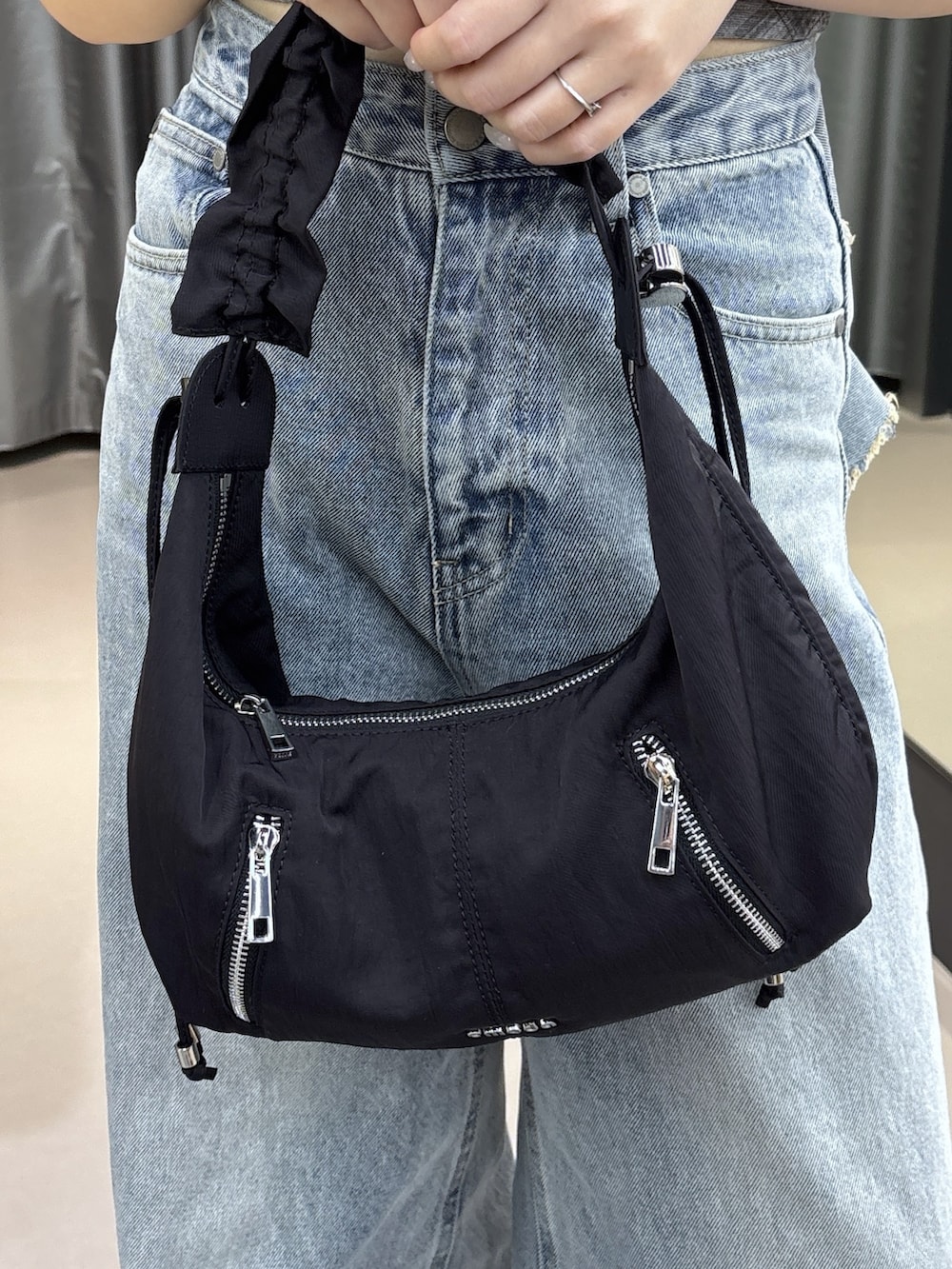 ブラック系のサンダル、ブルー系のデニムパンツ、グレー系のTシャツ/カットソーを着用したレディースの夏コーディネートの6枚目の写真