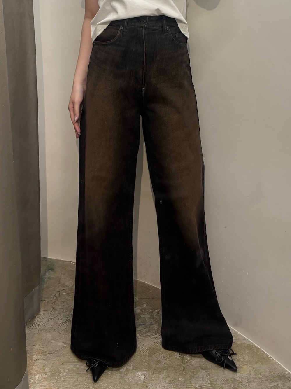 ホワイト系のパンプス、ブラック系のデニムパンツ、ホワイト系のTシャツ/カットソーを着用したレディースの夏コーディネートの5枚目の写真