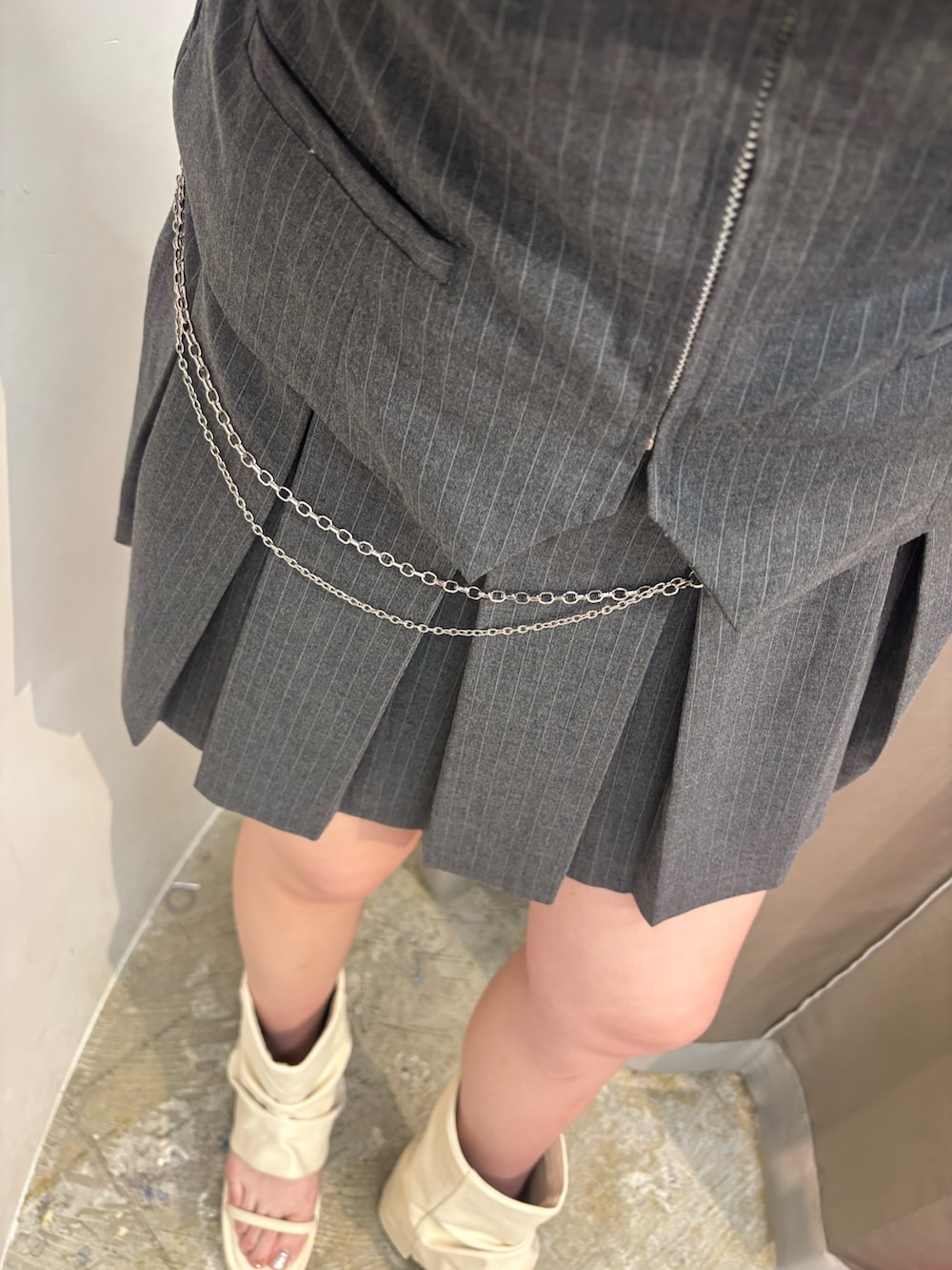 ブラック系のサンダル、グレー系のワンピースを着用したレディースの春コーディネートの5枚目の写真