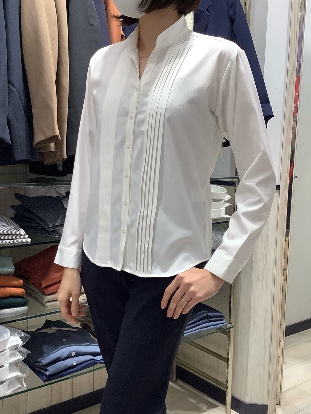 「きれいめ、春、オケージョン、入学式コーデ、大人カワイイ、ＵＶカット、スキッパーブラウス、ビジネスコーデ、きれいめカジュアル、お手入れ簡単、吸湿速乾、華やかコーデ、大人コーデ、ブリックハウス、東京シャツ」｜「TOKYO SHIRTSのCOFREX スキッパー衿 タック長袖ブラウス（ビジネスシャツ、ホワイト系）」を使った、BRICK HOUSE by Tokyo Shirts 青森エルム店さん（レディース・171cm）の冬コーディネートの2枚目の写真