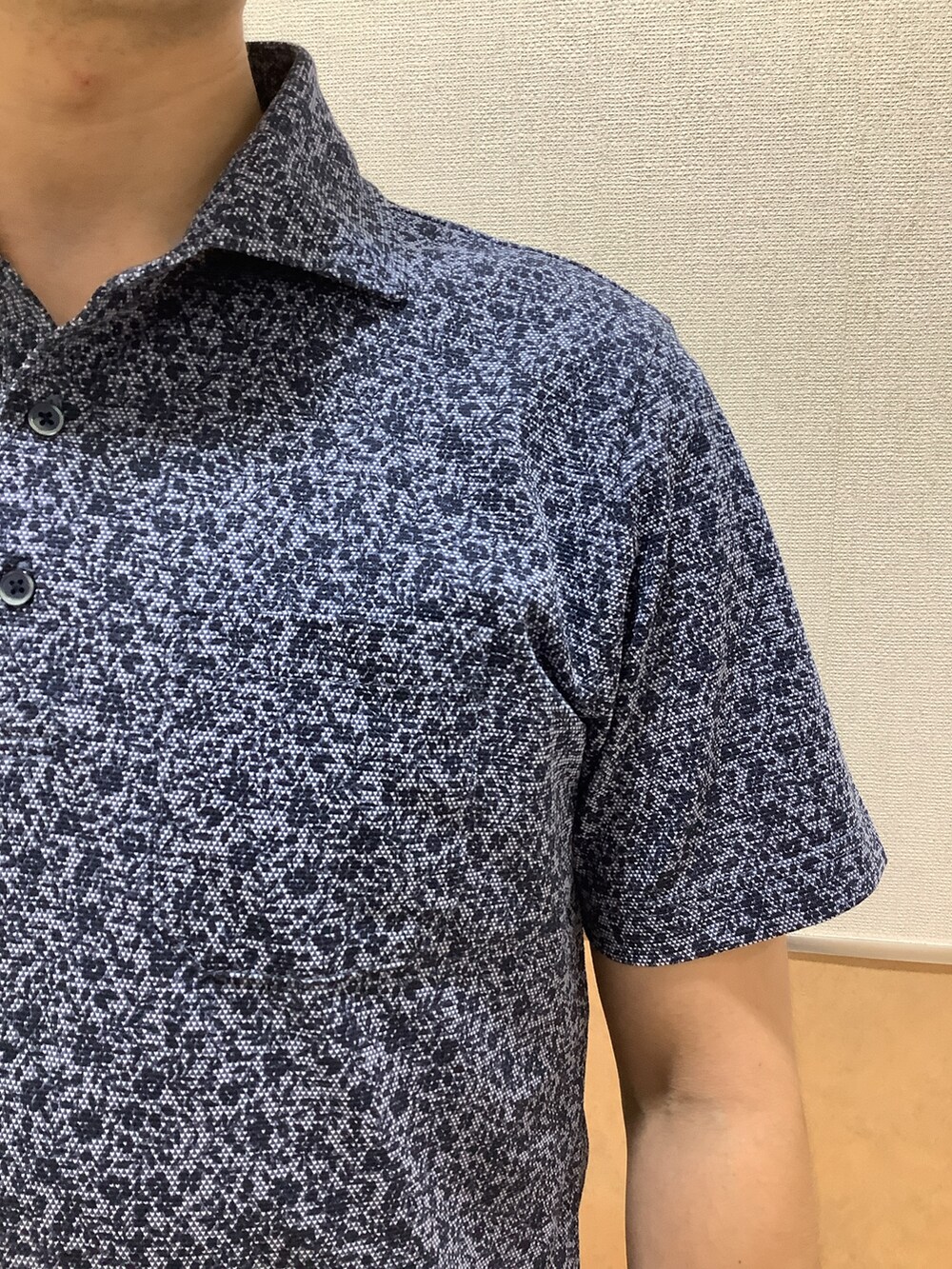 ブルー系のポロシャツ、ブルー系のバックパック/リュックを着用したメンズの春コーディネートの3枚目の写真