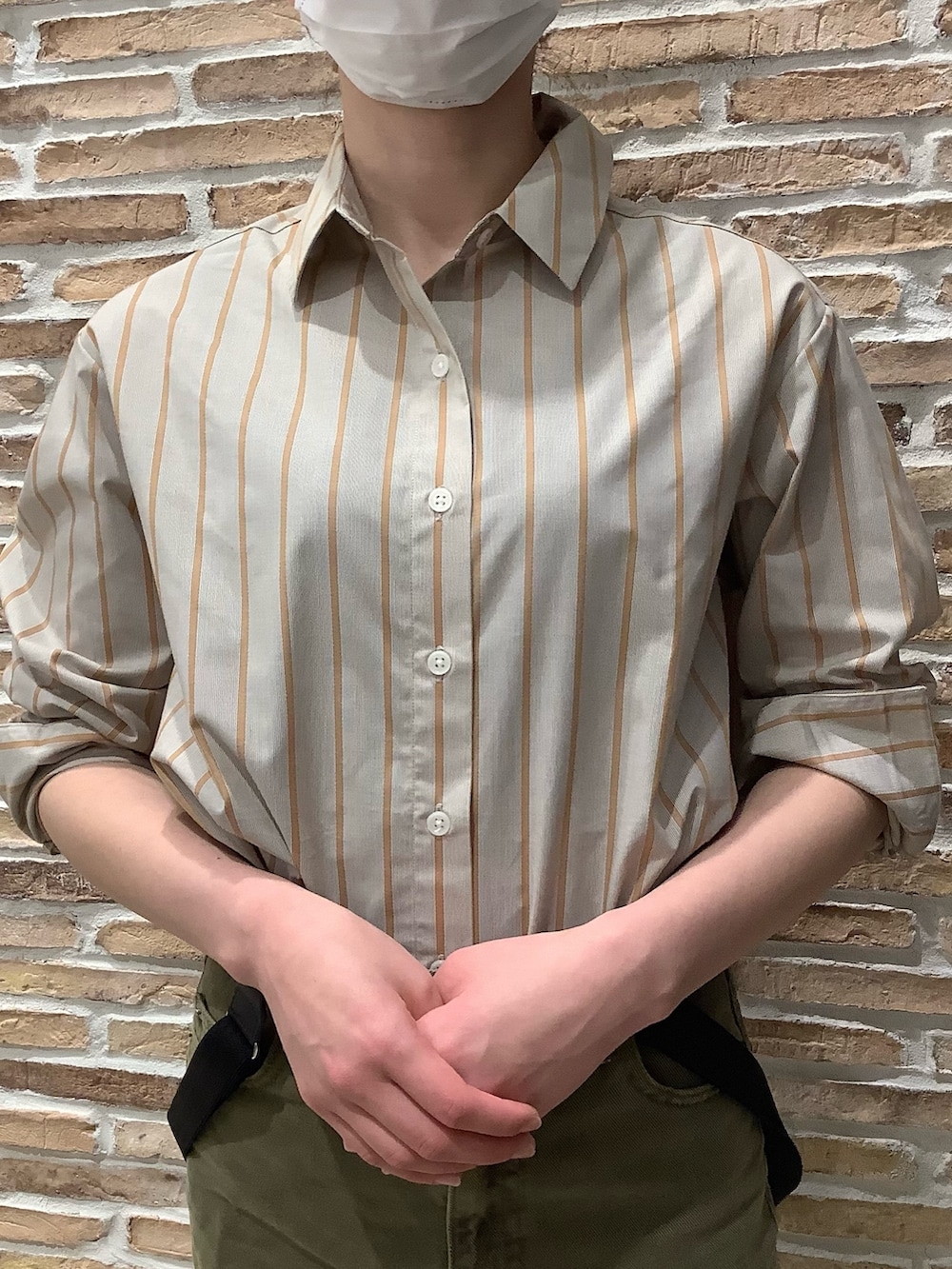 ブラウン系のシャツ/ブラウス、ホワイト系のスニーカー、ブラック系のサスペンダーを着用したレディースの春コーディネートの2枚目の写真