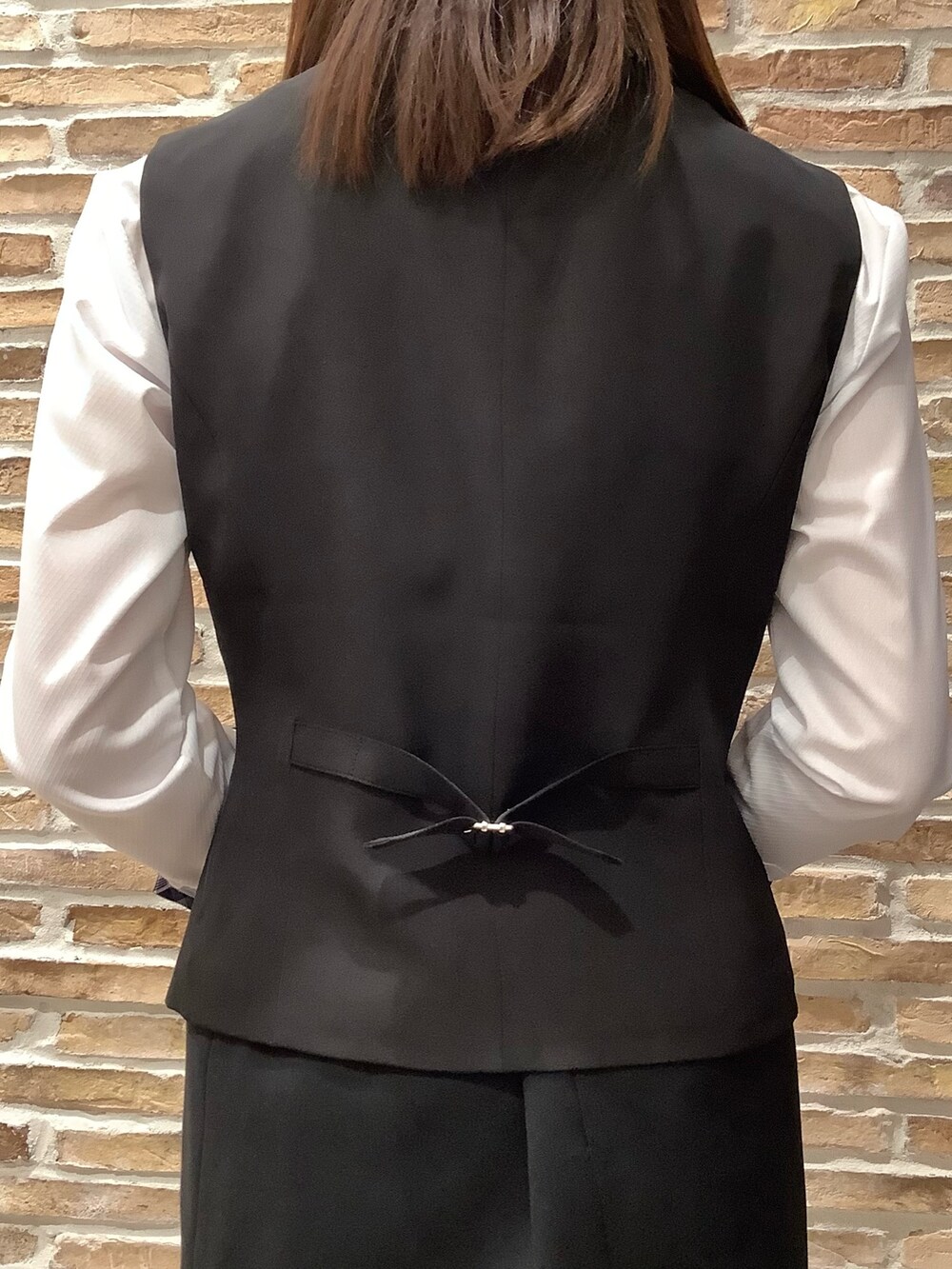 「東京シャツ、ブリックハウス、チェック、チェック柄、レディースシャツ、形態安定ノーアイロン、パンプス、ベスト×シャツ、オフィスコーデ、タイトスカート、ビジネスコーデ、お仕事コーデ、春、お手入れ簡単、モノクロコーデ」｜「TOKYO SHIRTSの形態安定ノーアイロン ワイド 長袖ビジネスワイシャツ（ビジネスシャツ、ブルー系）」を使った、BRICK HOUSE by Tokyo Shirts 青森エルム店さん（レディース・158cm）の冬コーディネートの3枚目の写真