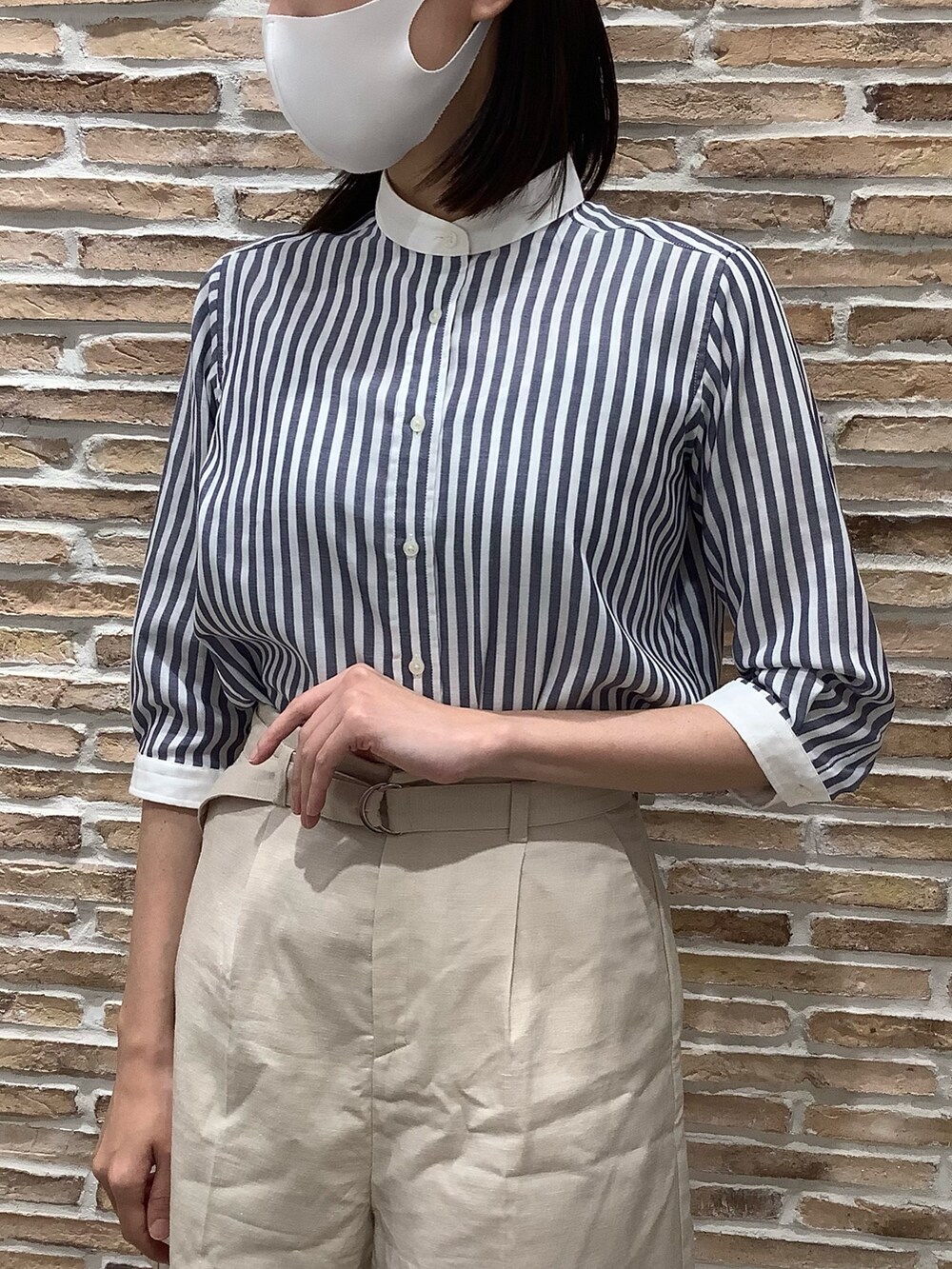 ホワイト系のローファー、ブルー系のシャツ/ブラウスを着用したレディースの春コーディネートの2枚目の写真