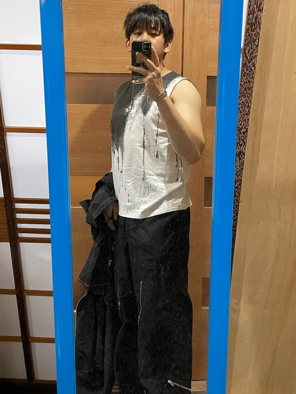 ブラック系のシャツ/ブラウス、ホワイト系のタンクトップ、ブラック系のカーゴパンツを着用したメンズの夏コーディネートの2枚目の写真