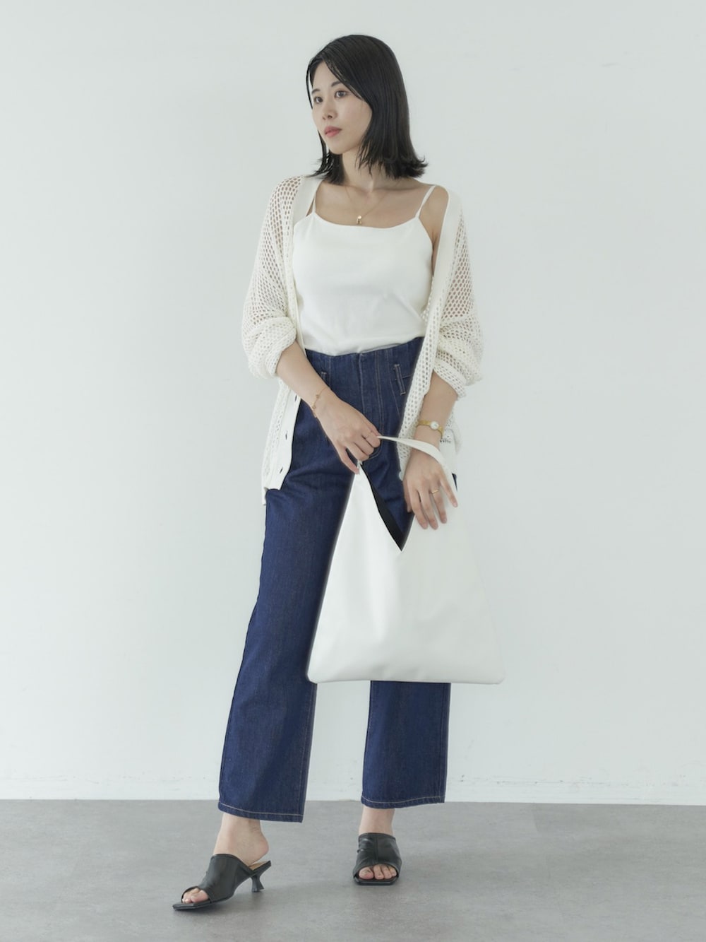 ホワイト系のカーディガン/ボレロ、ホワイト系のトートバッグ、ブラック系のサンダルを着用したレディースの夏コーディネートの2枚目の写真