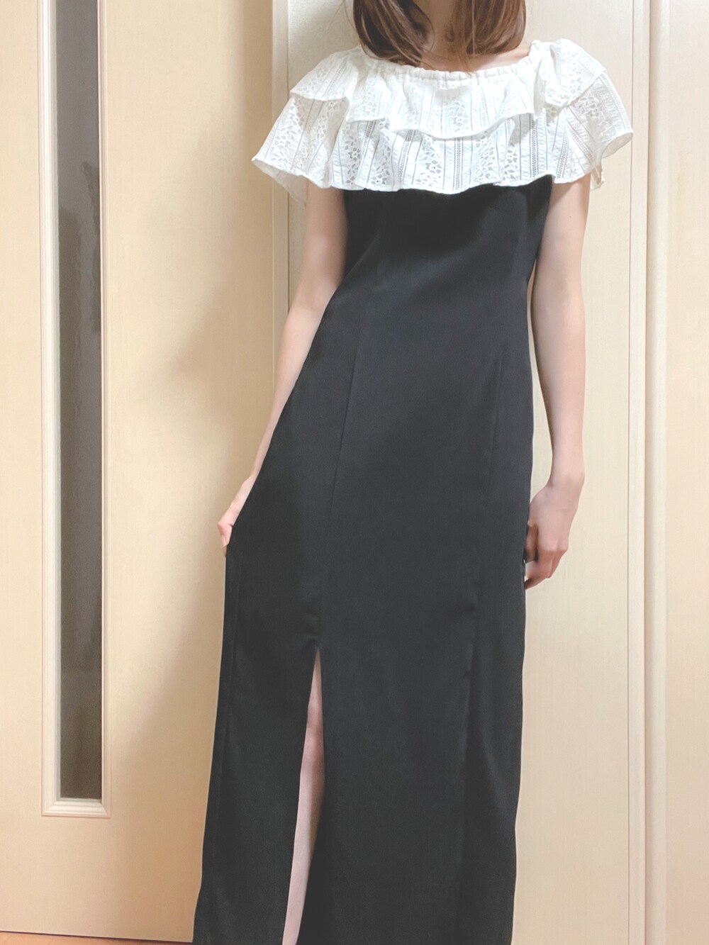 ホワイト系のシャツ/ブラウス、ブラック系のワンピースを着用したレディースの夏コーディネートの2枚目の写真