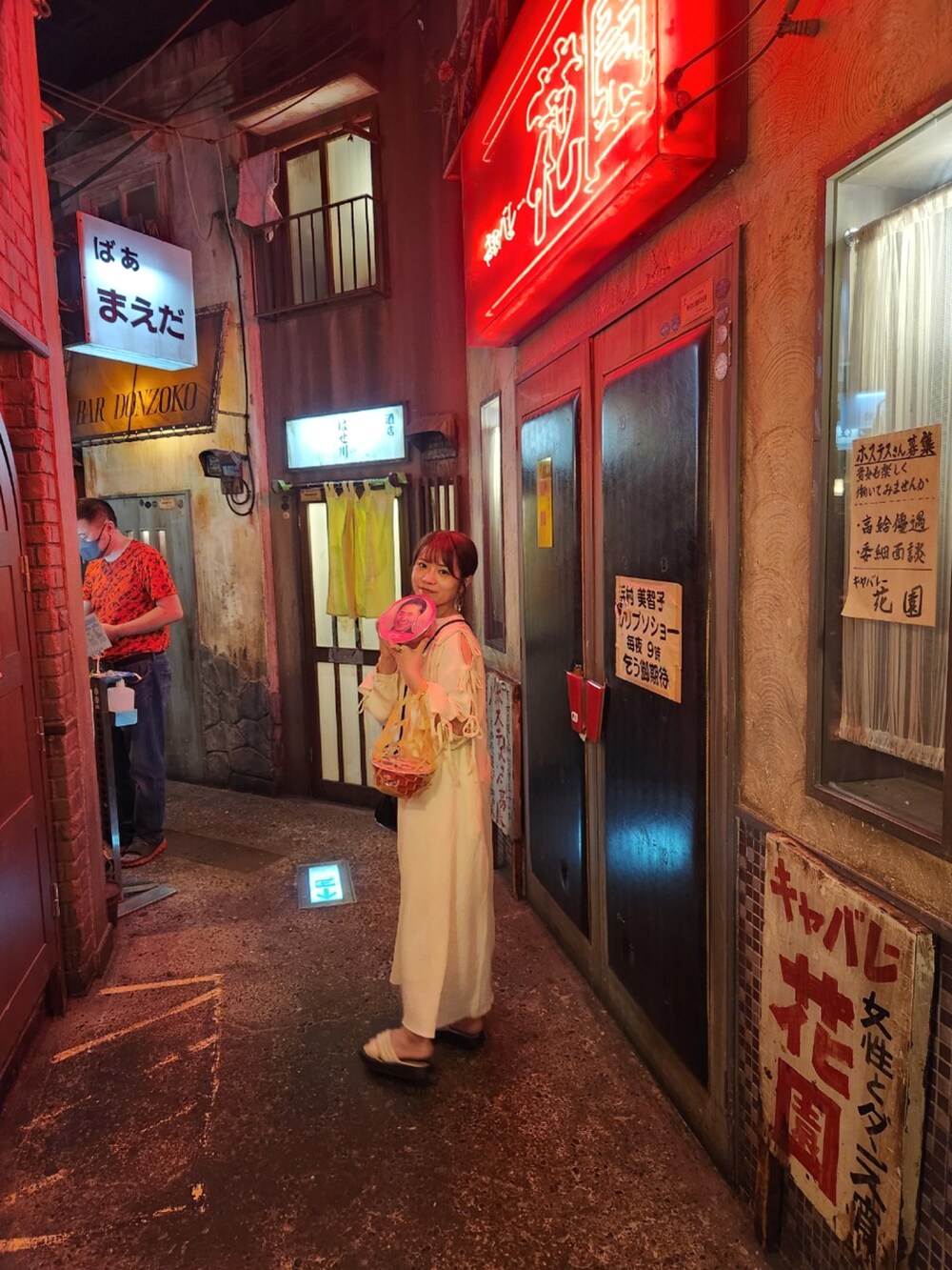 ホワイト系のワンピース、ブラック系のショルダーバッグ、ホワイト系のサンダルを着用したレディースの秋コーディネートの2枚目の写真