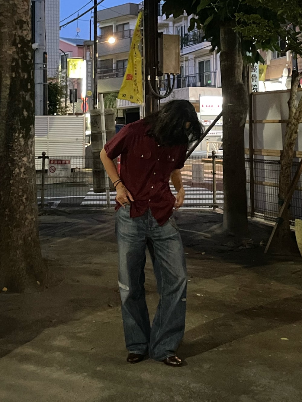 レッド系のシャツ/ブラウス、ブルー系のデニムパンツ、ゴールド系のウォレットチェーンを着用したメンズの夏コーディネートの2枚目の写真
